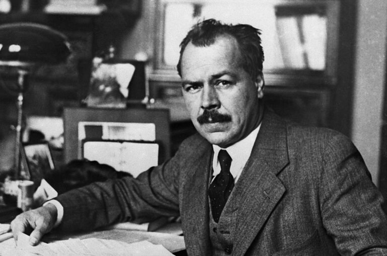 Николай Вавилов за столом в своём кабинете.