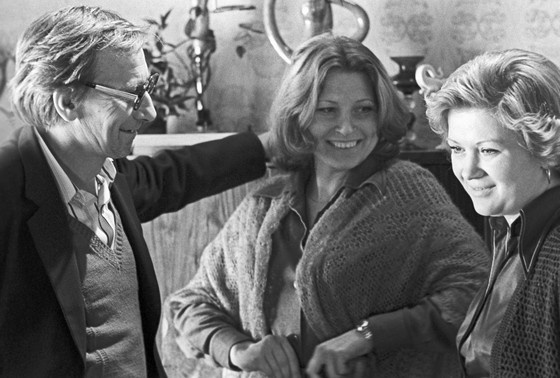    Режиссер фильма Алексей Коренев и актрисы Людмила Зайцева (в центре) и Галина Польских на съемочной площадке фильма «По семейным обстоятельствам»