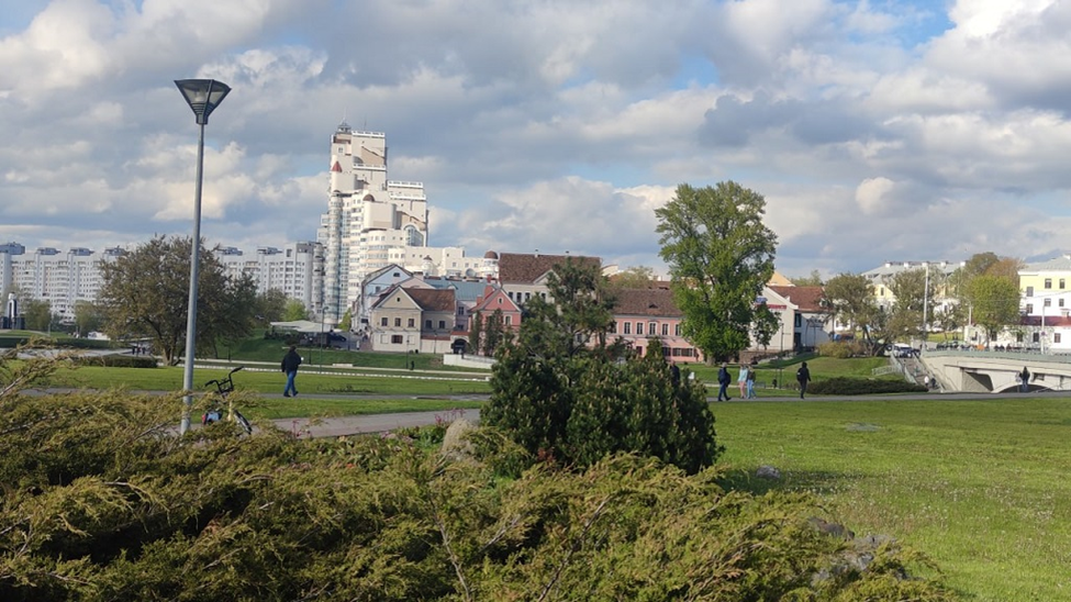 Троицкое, а за ним обычный город. Все фото в статье автора