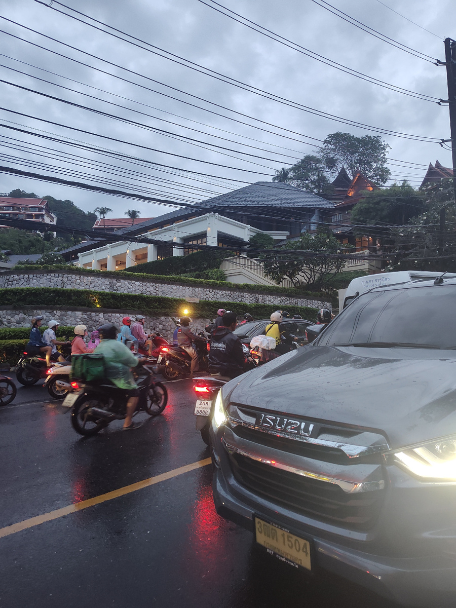 Смеркается. Мы пошли ужинать. Все эти транспортные средства не едут - они просто стоят. Фото автора.