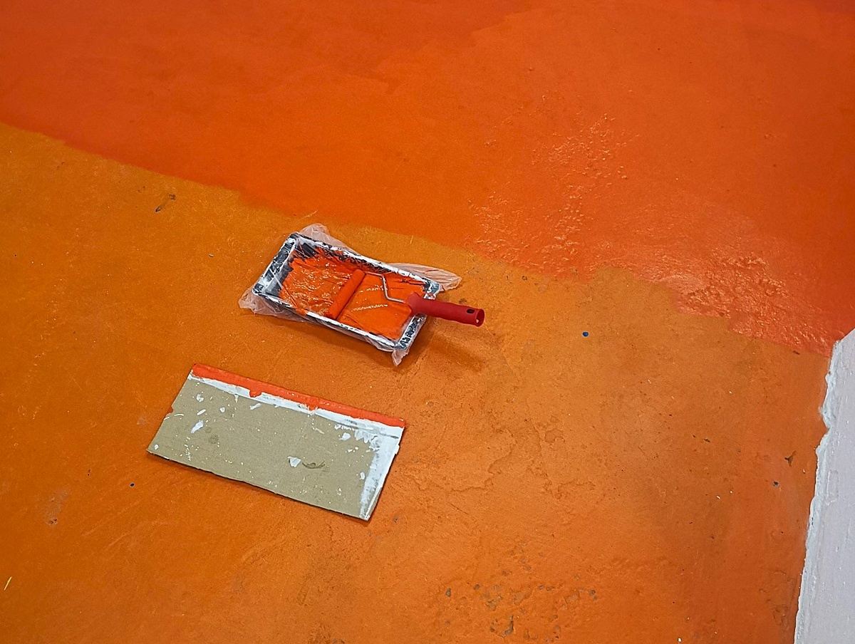 свеже-окрашенный пол, да-да, тот самый ярко-оранжевый!)