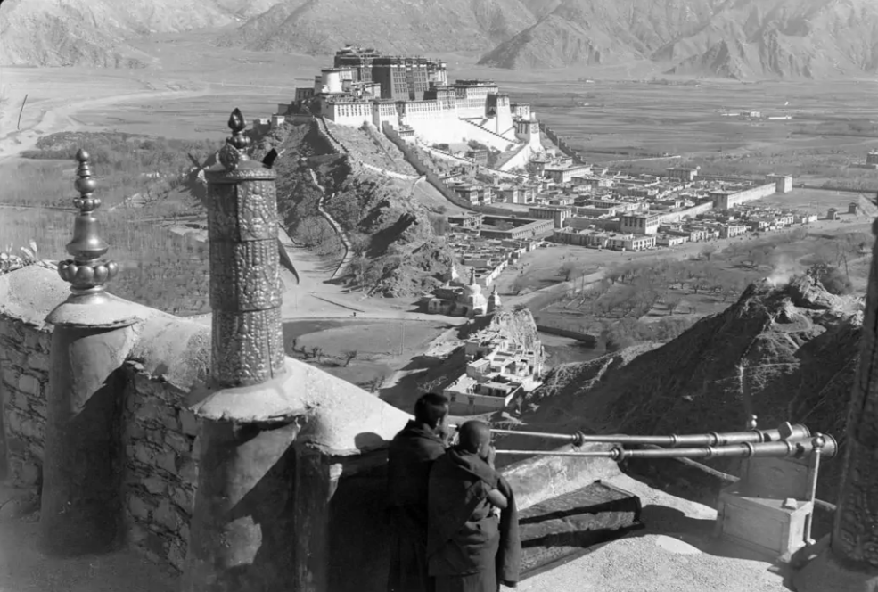 Дворец Потала в Лхасе. Тибет, 1936 год. Источник: https://pastvu.com/p/1309318