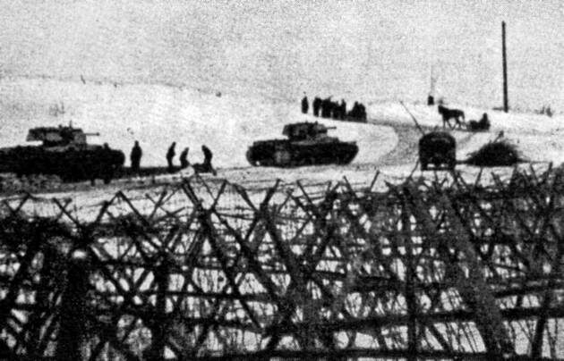 Танки КВ-1 на зимней дороге