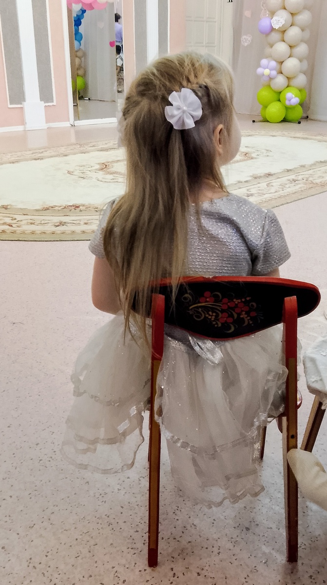 Моя красавица, а как она готовится к празднику это надо только видеть, принесёт все платья с гардеробной, что ей приглянулись, и начинается у нас показ мод, потом с бантиками так же, в итоге маме только уборку остаётся после всего этого наводить