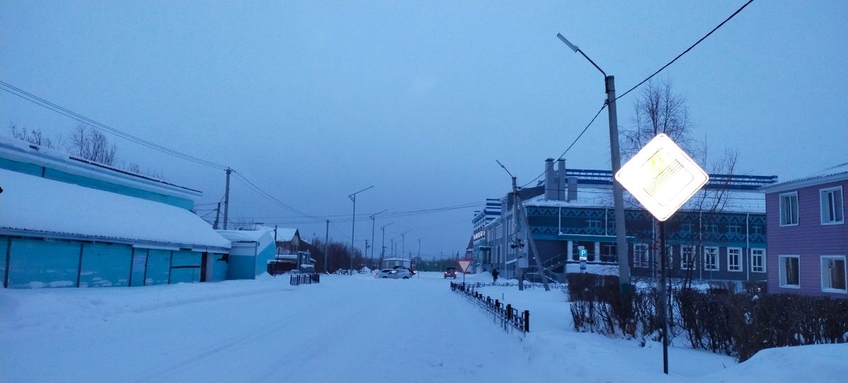 фото автора (27 ноября 2024 время 08:26) 08:38 сегодня тепло на улице (не по северному). Мокрый снег идёт. Что нового? - недавно вернулась из отпуска. Впечатлений масса, так не хотелось возвращаться обратно... 🥺😭 Но жить не где, работать тоже. А на одних "соплях" и "слезах" долго не протянешь. В отпуске хотела взять кредит на покупку квартиры, но с такими процентными ставками и "грабительскими" условиями передумала. У меня в голове не укладывается, где нужно работать, чтобы возможно было платить ежемесячно за кредит от 100 000 рублей + квартплата + на другие расходы! 🤔 А сбербанк вообще "посмеялся" надо мной, 29 000 рублей одобрили кредит! Это как?!?? А на жилье 1 000 000 рублей! на срок до 30 лет. Что можно купить за такие деньги? (комнату в общаге 🥴 на кой она мне нужна... Стоимость нормальной квартиры идет от 3 000 000 рублей).