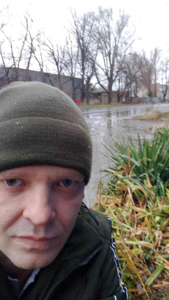 На улице холодно и сыро. 