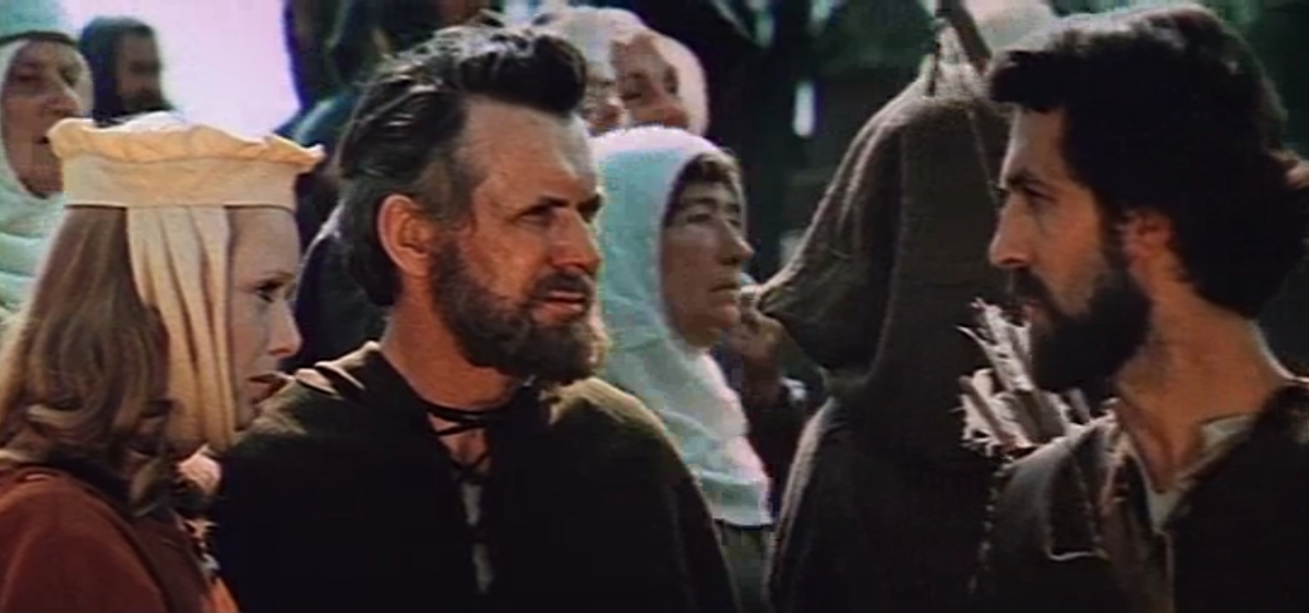 Кадр из фильма "Стрелы Робин Гуда". Мария (Регина Разума), ее отец-мельник (Николай Дупак).