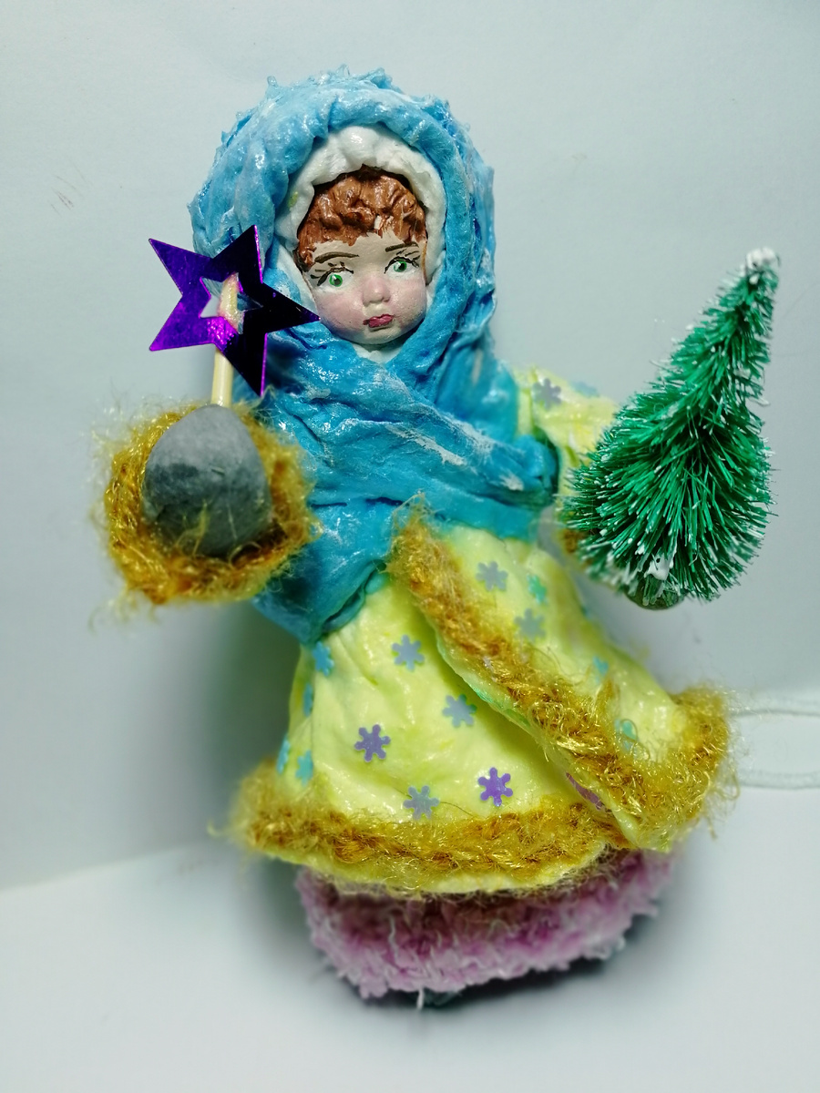 Фото автора статьи. Наша самая первая ватная игрушка.