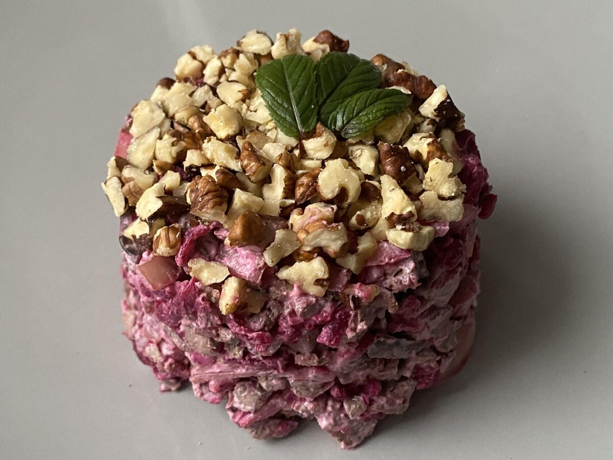 Готовый салат из печени и свеклы. Фото автора