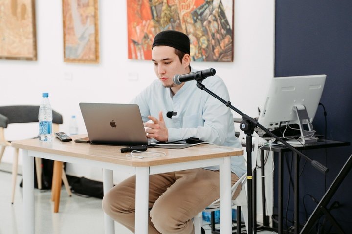 Райнур Хасанов пользуется искусственным интеллектом ежедневно.. Фото: предоставлено Всемирным форумом татарской молодежи