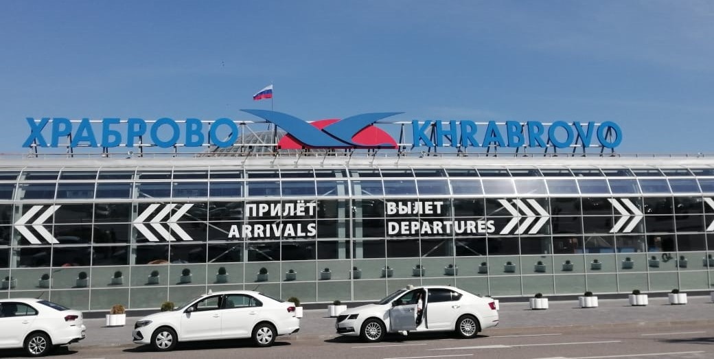 Туристов встречает красивый и чистый аэропорт