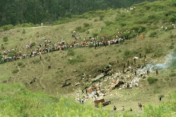    На месте крушения Boeing 727 в окрестностях Боготы, Колумбия, 28 ноября 1989 года / Carlos Gonzalez/AP