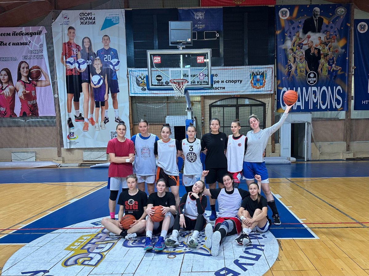 Эту фотографию с бодро настроенными игроками «Юности» вчера прислал мне начальник команды Влад Деготьков, обещав фотопродолжение после сегодняшней ответной встречи