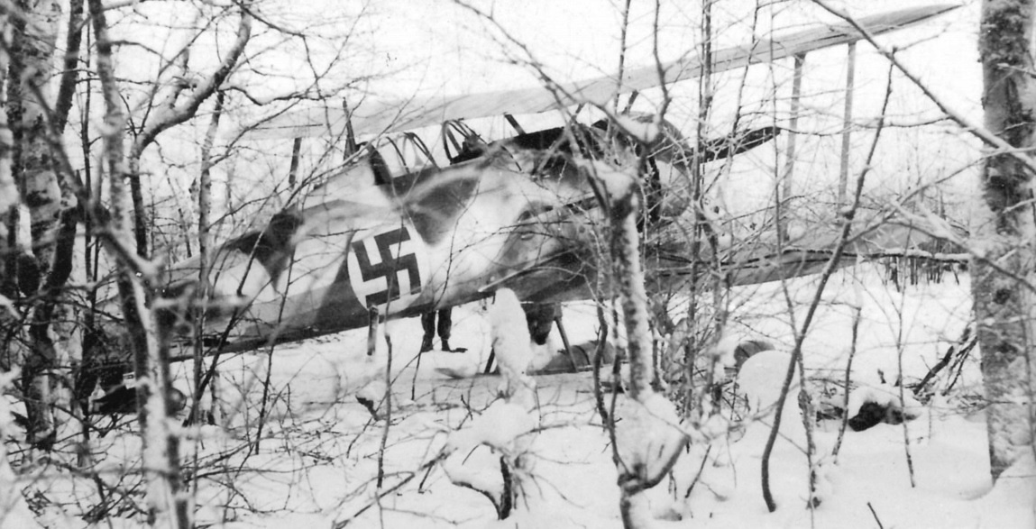 Истребитель "Гладиатор" Mk.II из шведской добровольческой эскадрильи F19 на стоянке самолетов. Финляндия, Лапландия, аэродром "Оскар", начало марта 1940 года.