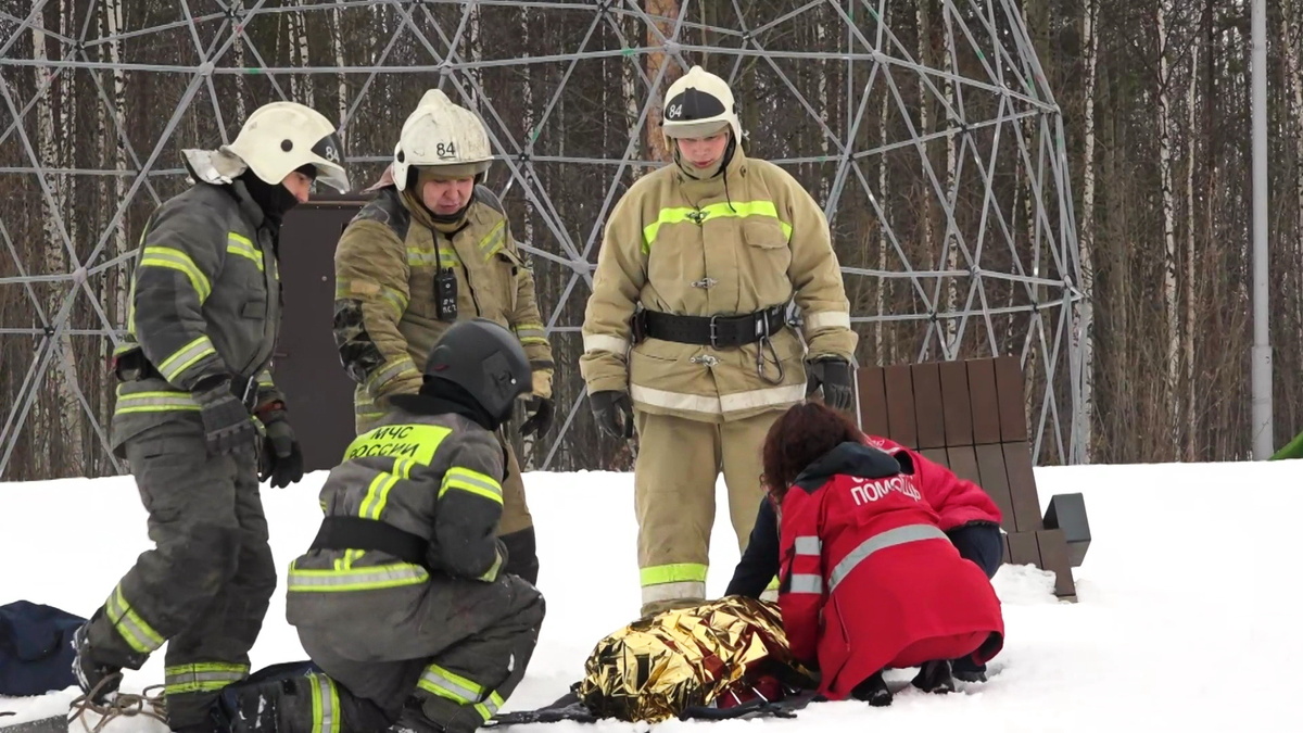    В Пыть-Яхе прошли учения по спасению человека, провалившегося под лёд