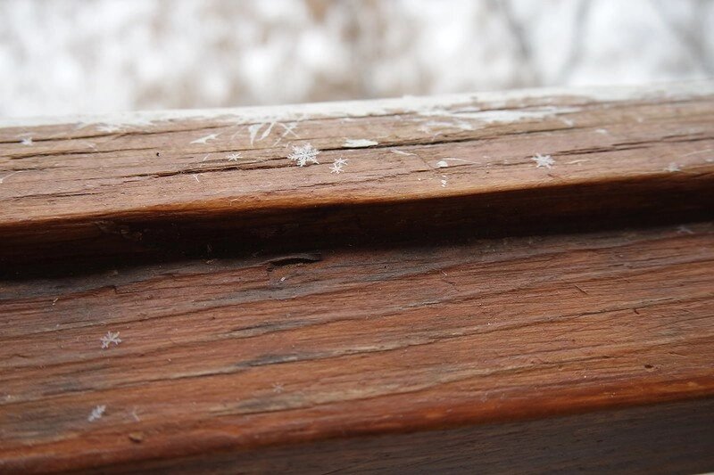 Снежинка на кухонном окне