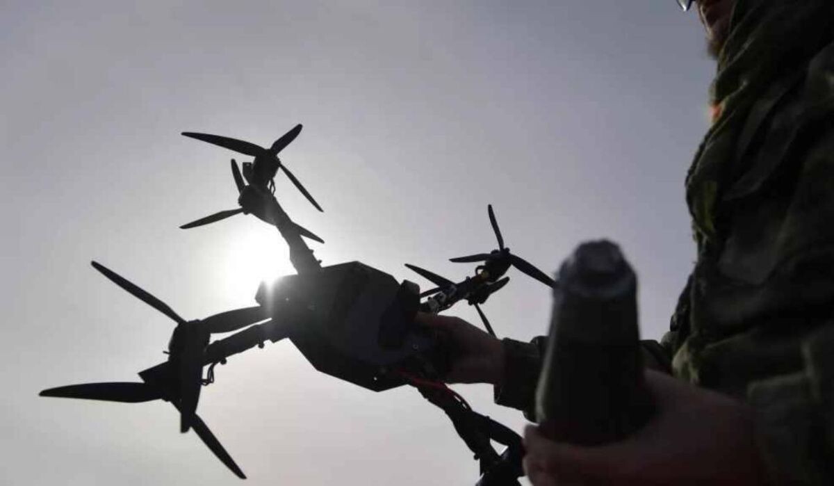     Дрон в руках бойца. Источник: ria.ru Автор фото: Павел Лисицын