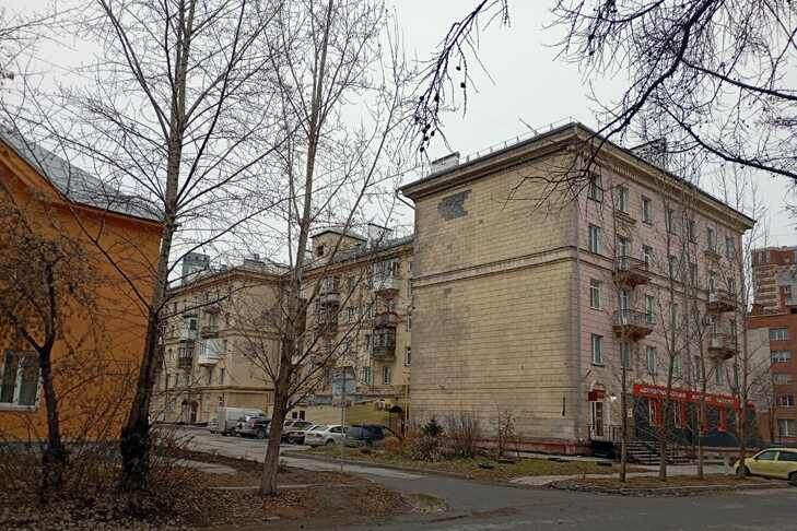 © Дом №7 расположен на пересечении проспекта Дзержинского и улицы Шекспира. Фото VN.ru.📷
