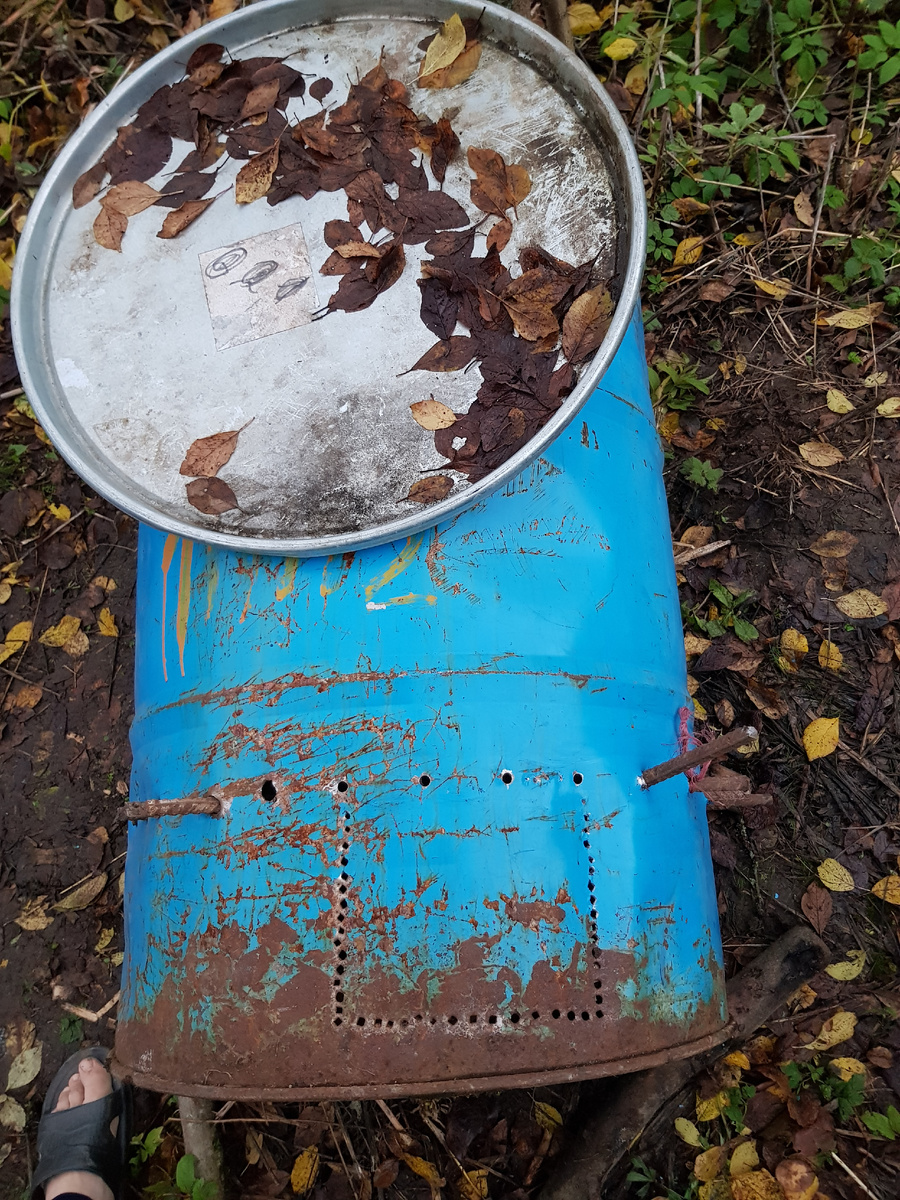 Бочка с вставленными колосниками (справа налево) и засверленными отверстиями для поддувала