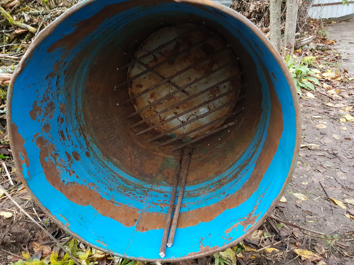 Бочка со вставленными колосниками. Вырезы для поддувала ещё не сделаны