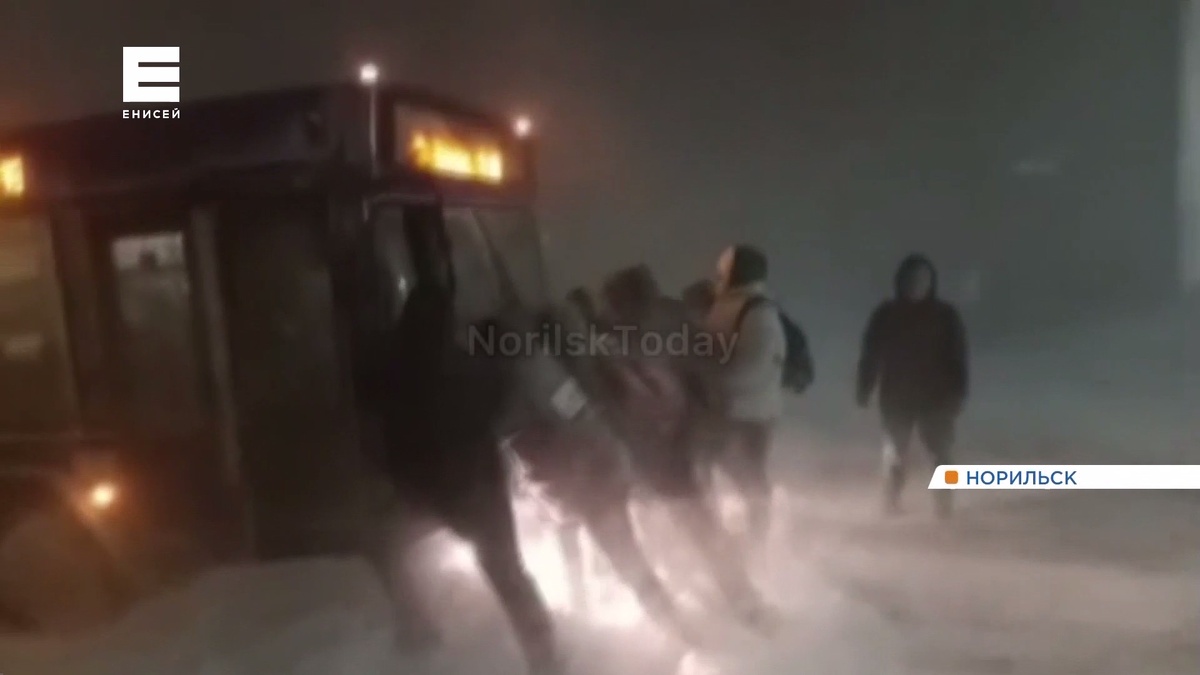     В Норильске пассажиры сами вытолкали застрявший в снегу автобус
