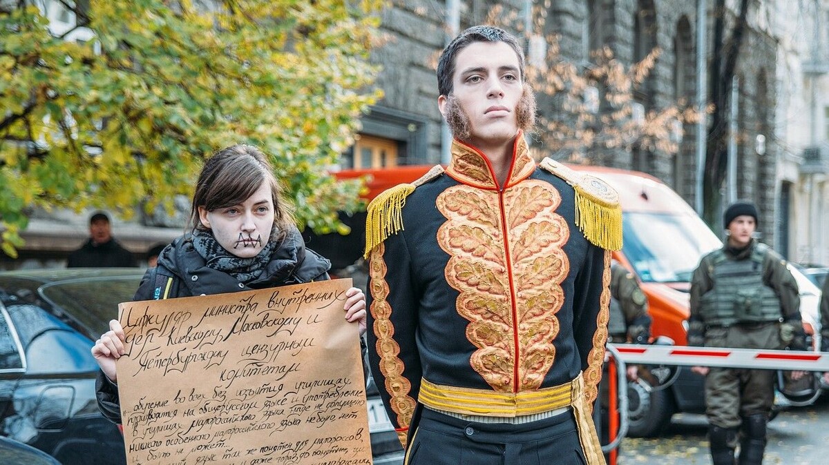    «Пётр Валуев» и его «циркуляр» на перформансе у Администрации президента Украины, 2015 г. / Источник: (cc)Vidsich