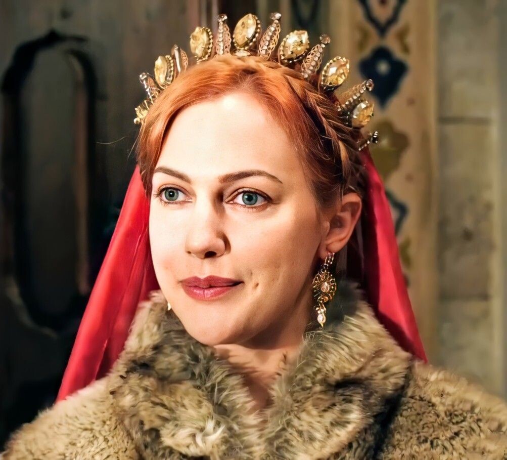 Хюррем вышла от Мустафы с довольной улыбкой на устах. 