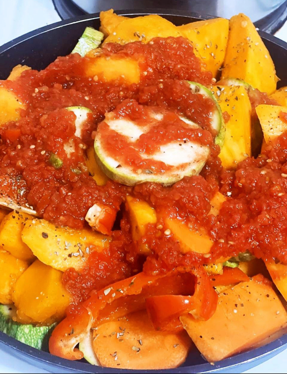 Нам понадобятся: кабачок 1 шт,морковь 1 шт,перец красный 2 шт,тыква примерно 400 гр,томат 0,5-1 стакан,соль,перец,орегано.