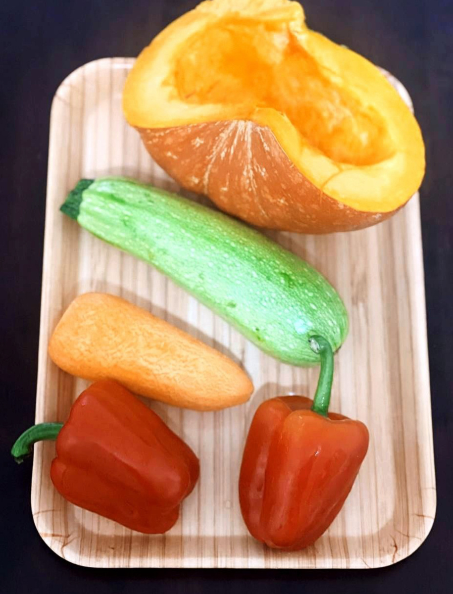 Режем овощи,как на фото,добавляем специи,пересыпаем на смазанную растительным маслом сковороду и ставим тушиться на среднем огне 10 минут под крышкой.