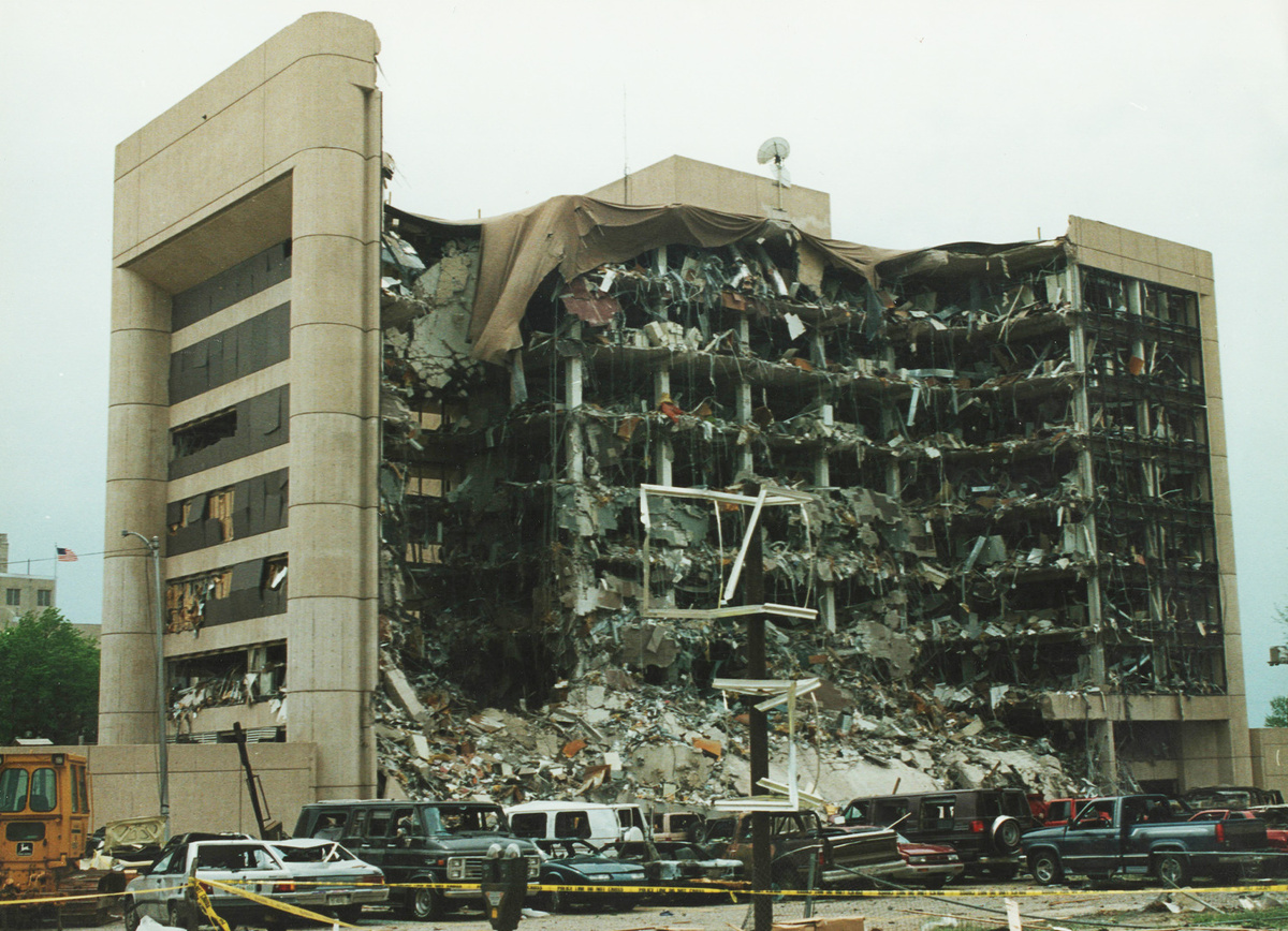 Последствия теракта в Оклахома-Сити, 1995 год.