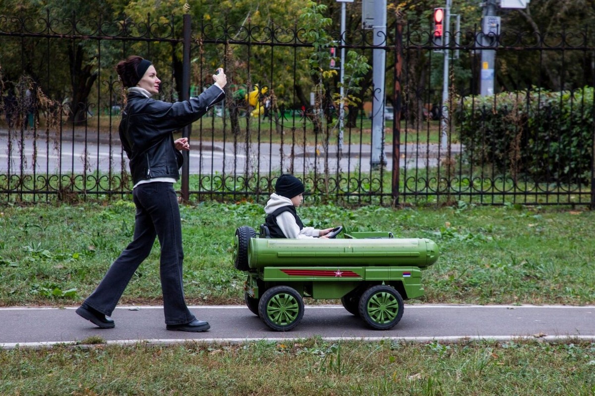 Семья гуляет в парке в жилом районе Москвы, 29 сентября 2024 года. 