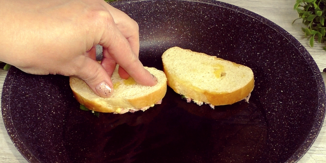 Всегда дома держу батон для этих горячих бутербродов. Готовьте больше, а то на всех не хватит, уж очень вкусно