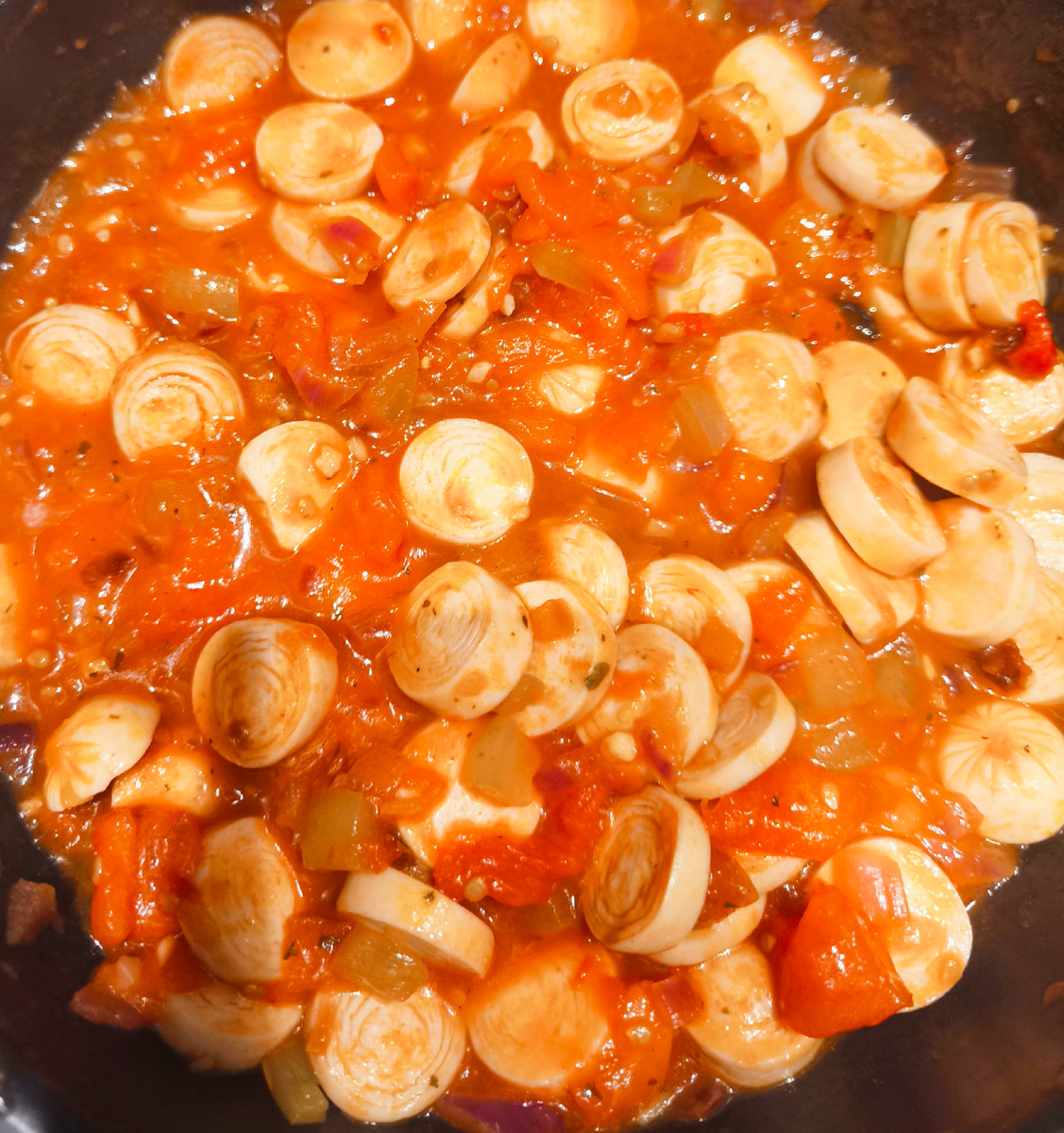 Из ВкусВилловских сосисок делала рагу, съели с макаронами.