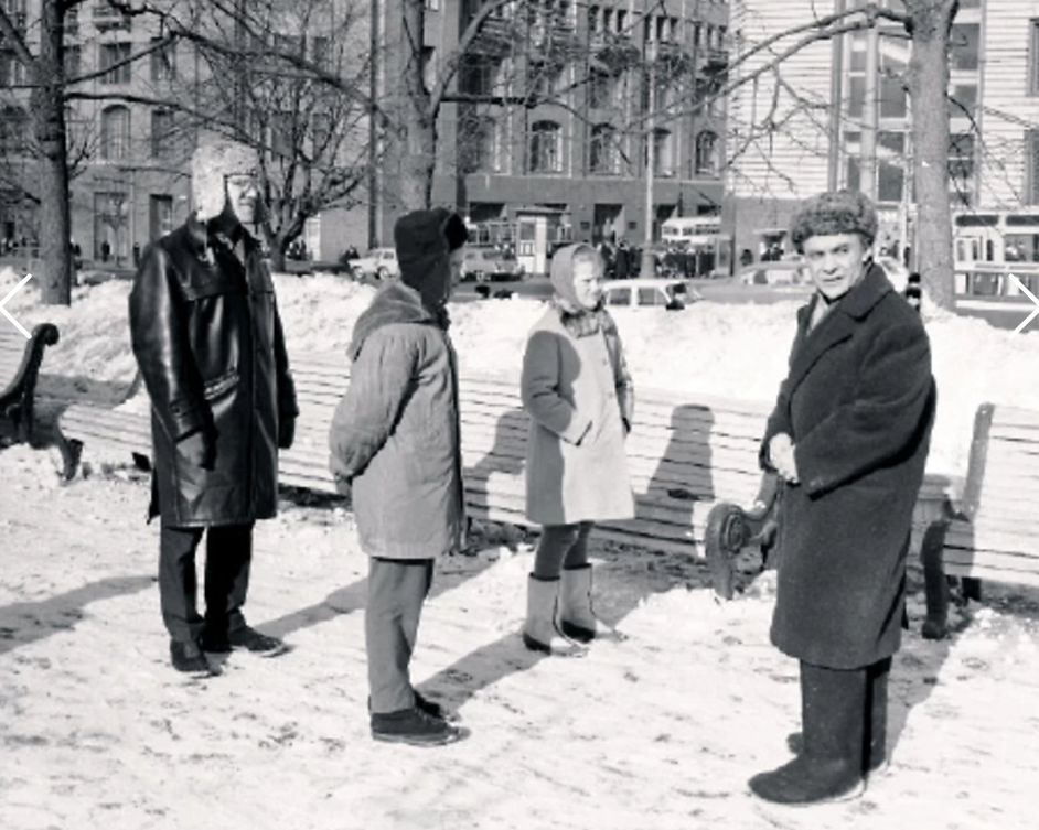 Александр Митта на съемках фильма «Звонят, откройте дверь», 1965