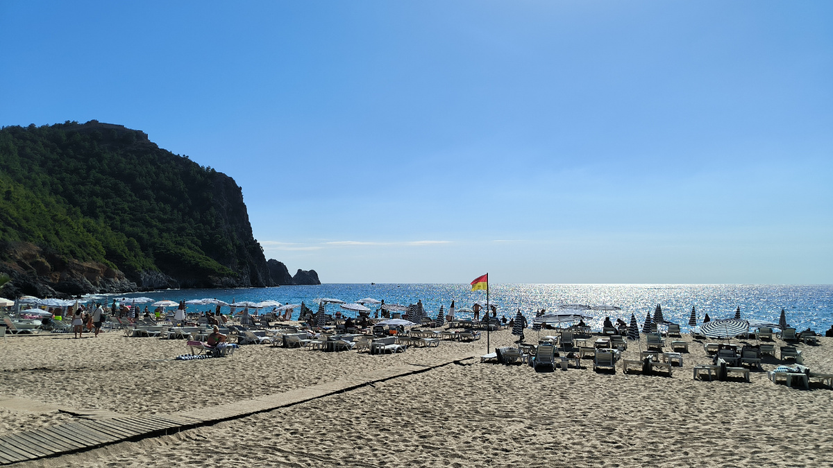 Пляж Дамлаташ. Будем подниматься пешком на самый верх горы, по извилистой дороге.