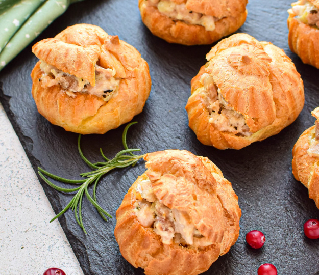 Беспроигрышная закуска: хрустящие профитроли с нежной и сочной начинкой из доступных продуктов