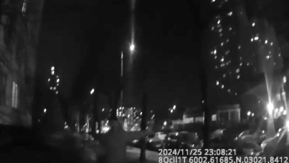    Поимка мужчины, который угрожал врачам скорой помощи в Петербурге ножом, ноябрь 2024 года. Снимок с видео, максимально возможное качество. Автор фото: Пресс-служба Северо-Западного округа войск национальной гвардии Российской Федерации