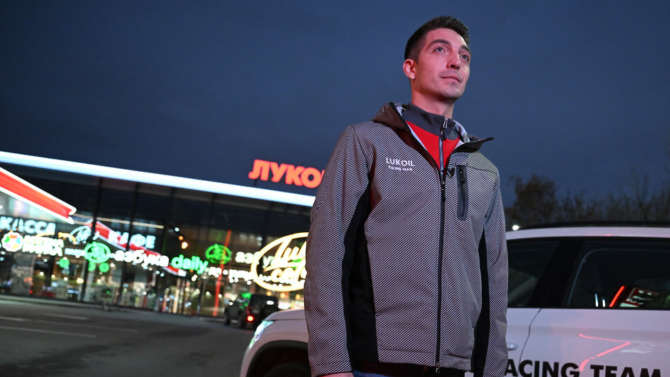 Андрей Астапов, гонщик команды LUKOIL Racing Drift Team, перед стартом автопробега Москва — Пермь.📷Фото: Дмитрий Лебедев