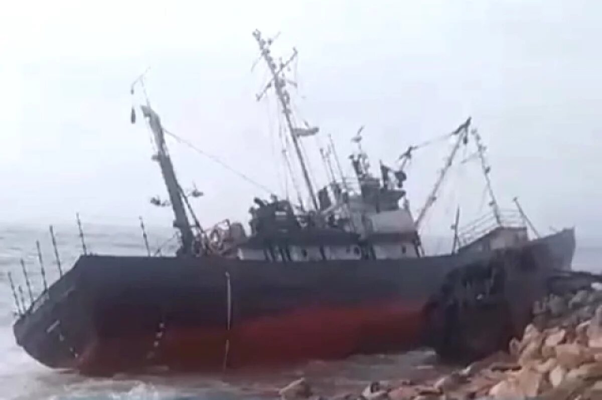   Прокуратура в Приморье разберётся с выброшенным волнами на берег судном