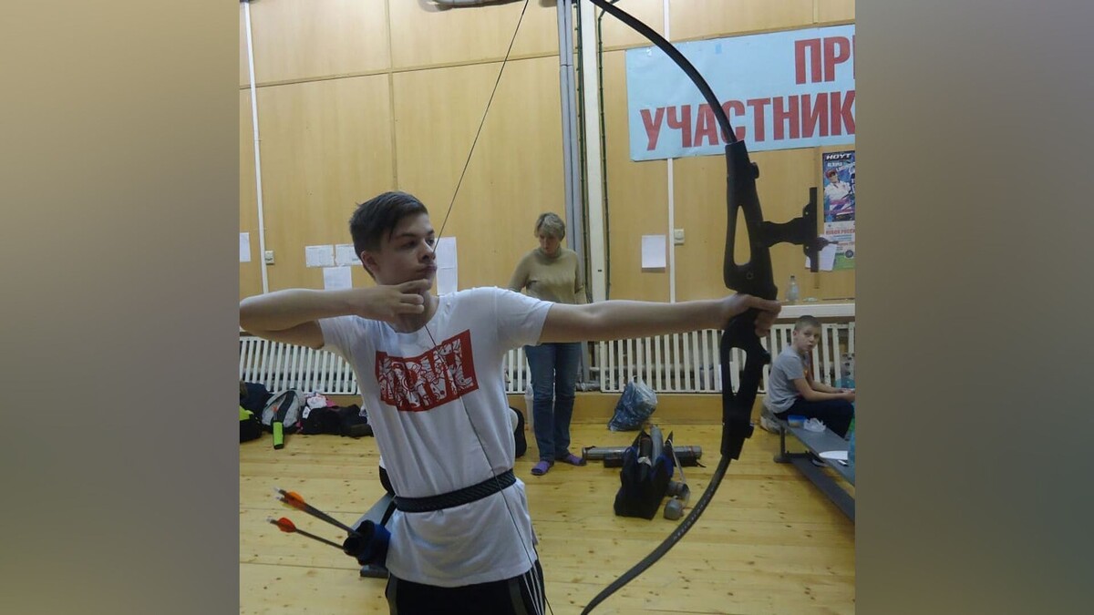    Иван Золо на занятии по стрельбе из лука