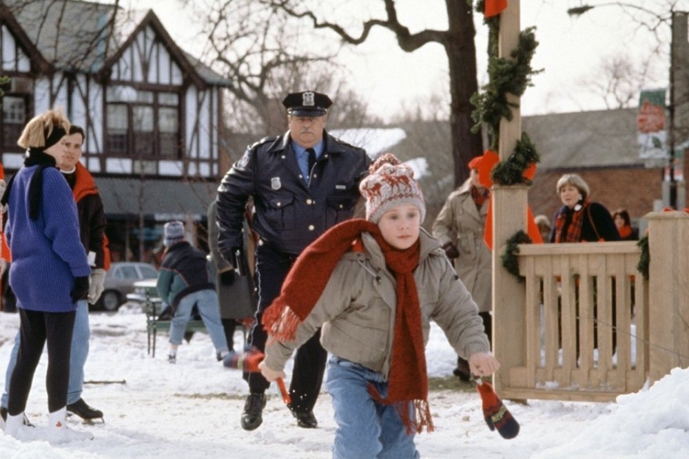 Маколей Калкин бежит от полицейского