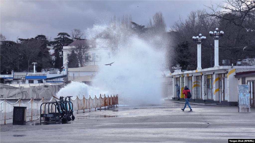 Штормовая погода в Севастополе. Архивное фото