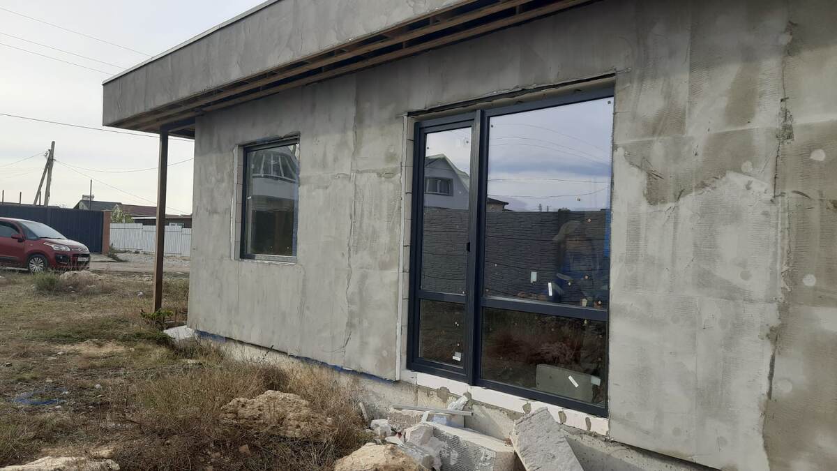 Без финишной окраски фасада и подшивки кровли, конечно, эффект не тот. 