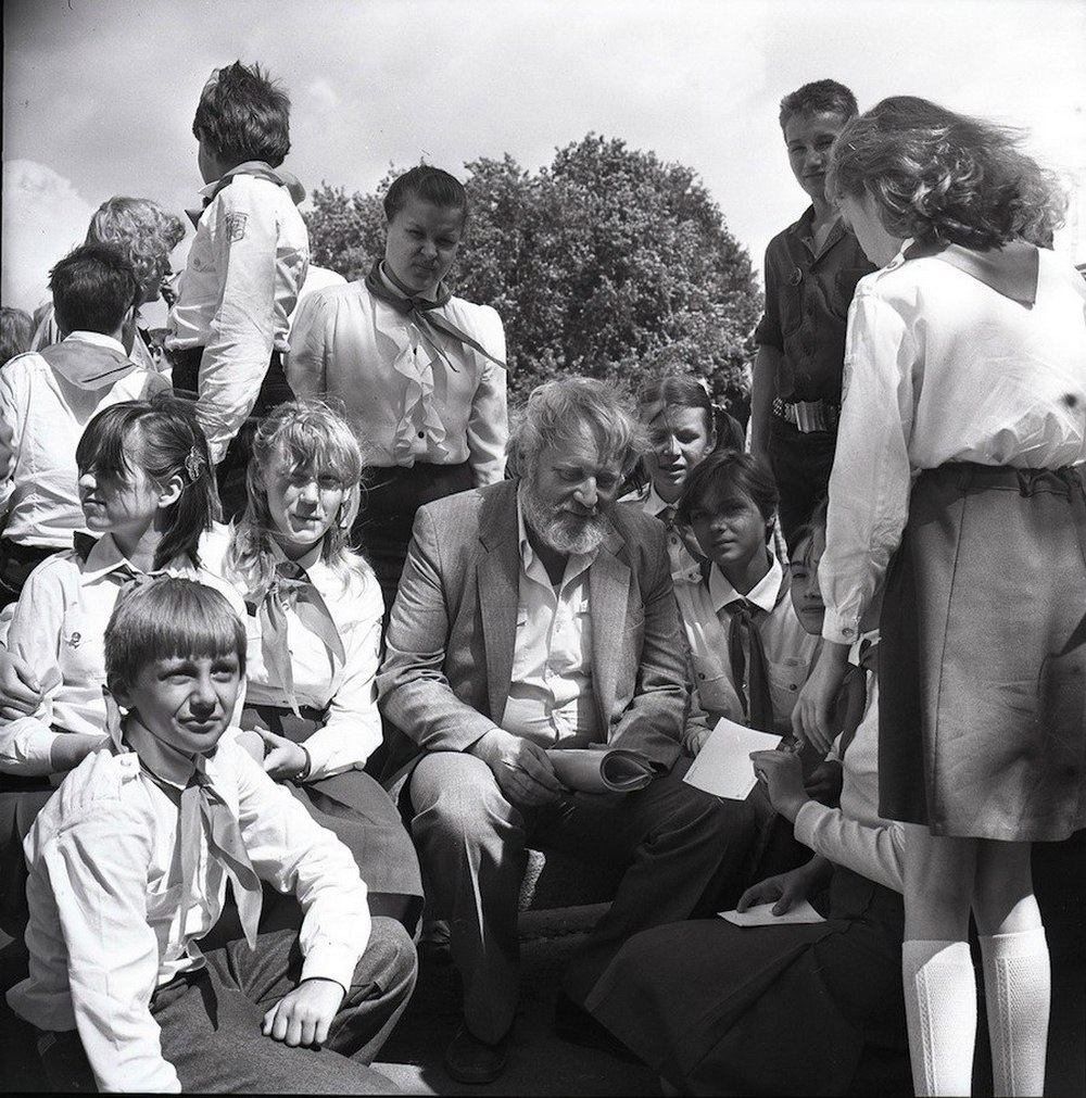 На фото: Игорь Можейко a·k.a. Кир Булычев на встрече с читателями в пионерском лагере, СССР, 1980-е.