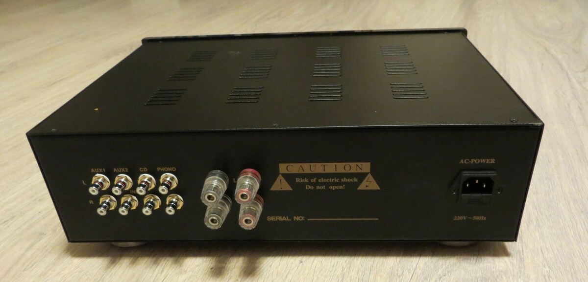 Двухтактный усилитель в корпусе Audio Note - со стороны разъёмов.