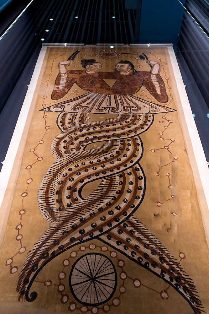 Шелковая картина с изображением Фуси и Нува, обнаруженная в гробнице № 42, Астана, Синьцзян, 1965 год.