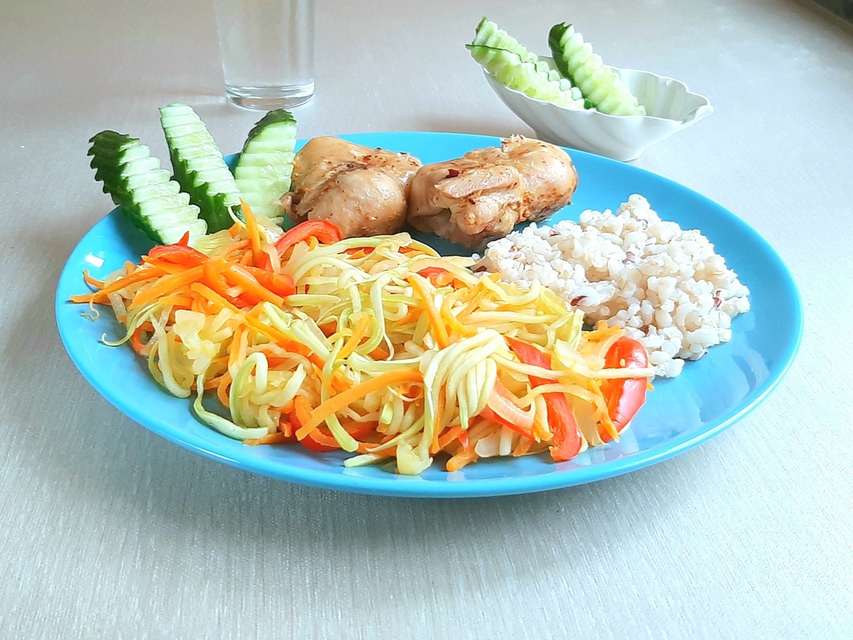 Обед от Валентины Пейппо: филе куриного бедра тушёное, овощи тушёные (кабачок, лук репчатый, морковь, перец сладкий красный), рис бурый, огурец свежий. 