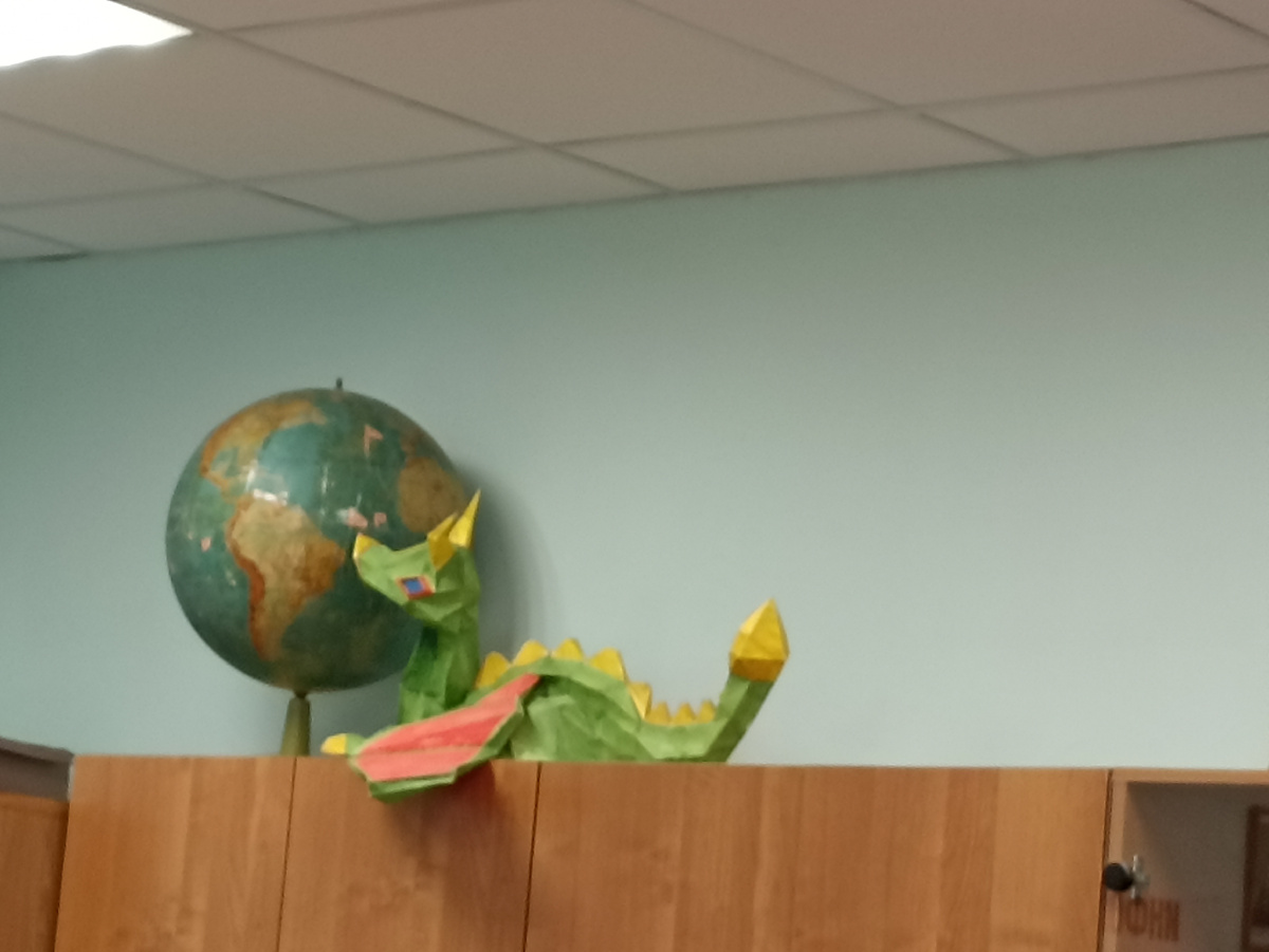 вот такой дракон сидит в одной из аудиторий)) красота же) 