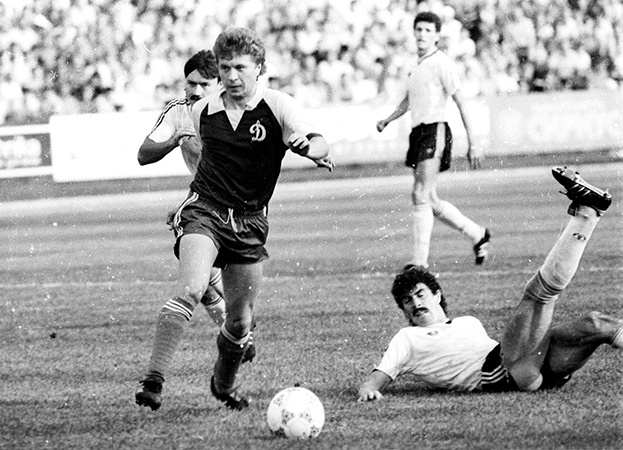    Александр Заваров («Динамо Киев») убегает от Александра Полукарова (слева). Чемпионат СССР. 1988 год.Александр Федоров архив «СЭ»