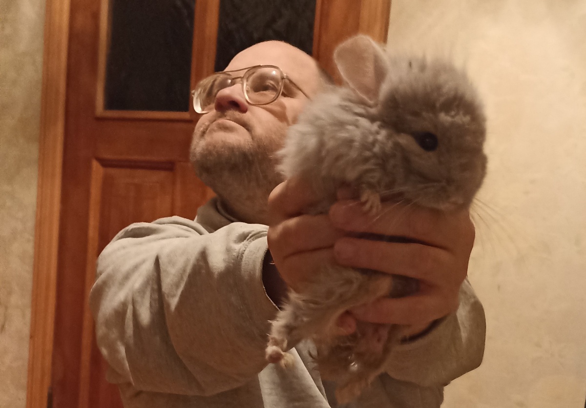 Папа показывает мне мир за пределами шушатни. Чувствую себя Симбой из "Короля Льва".